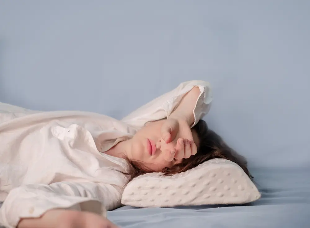 Memory foam pillow improving sleep quality by supporting the head and neck, reducing migraines and promoting healthy brain function.